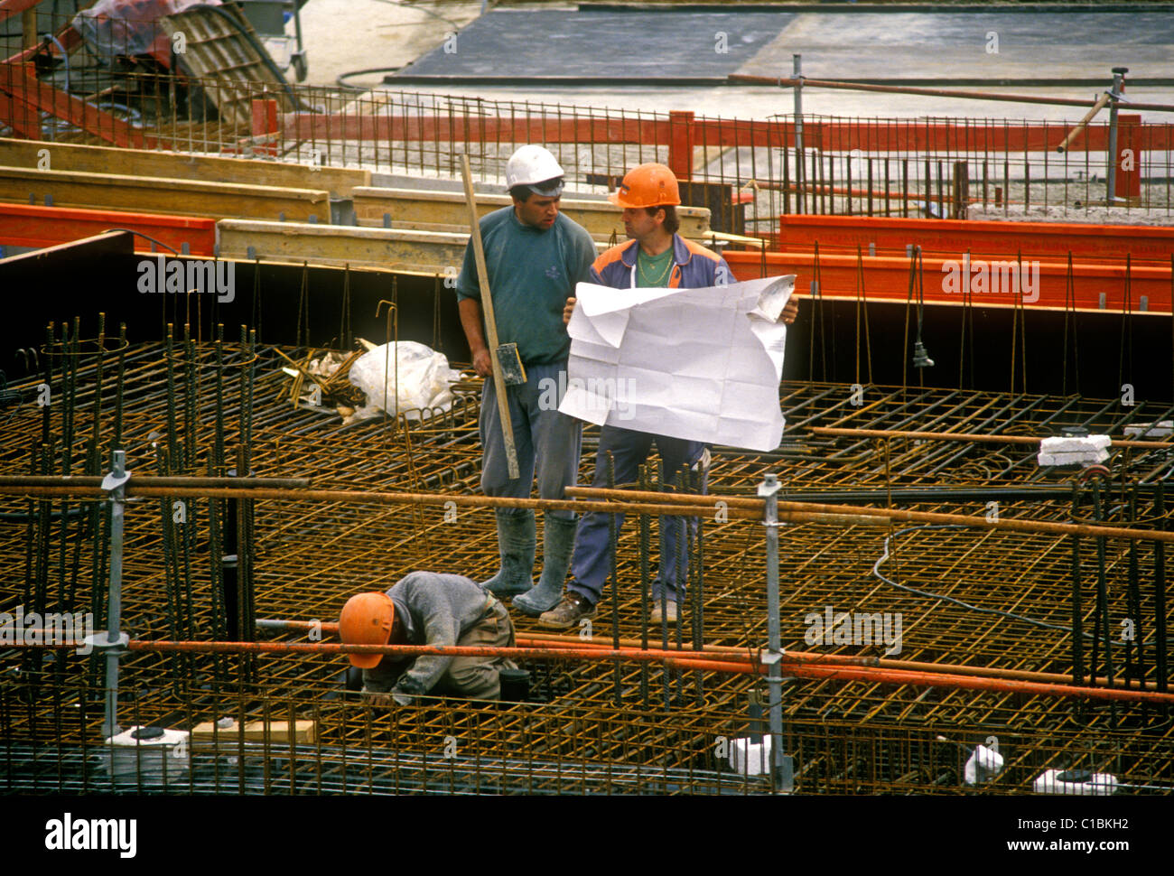 Franzosen, erwachsene Männer, männliche Arbeiter, Bauarbeiter, bei der Arbeit, in der Nähe von Gare de Lyon, Paris, Ile-de-France, Frankreich Stockfoto
