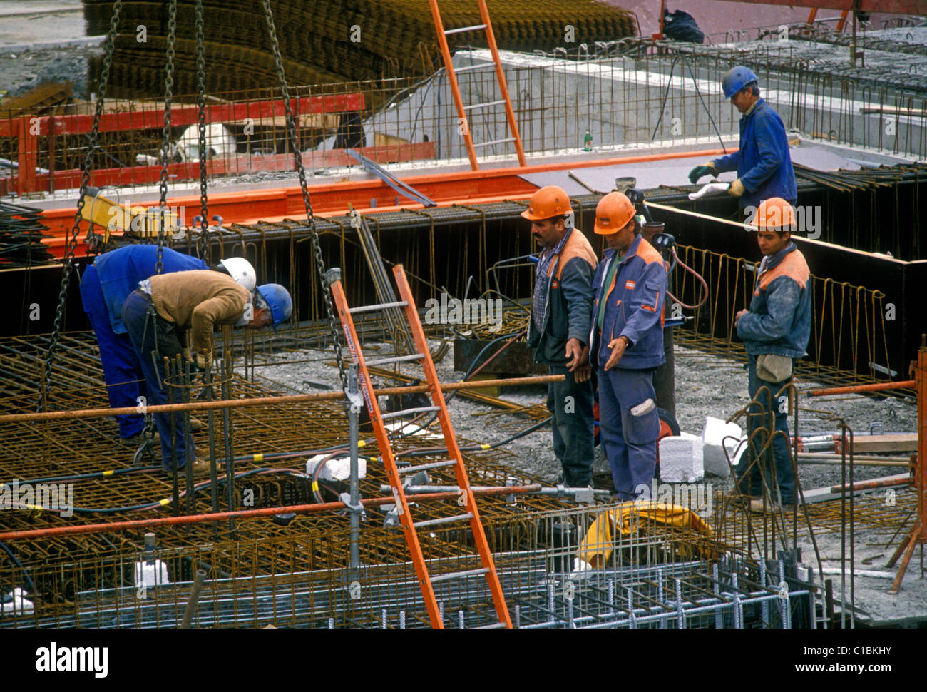 Franzosen, erwachsene Männer, männliche Arbeiter, Bauarbeiter, bei der Arbeit, in der Nähe von Gare de Lyon, Paris, Ile-de-France, Frankreich Stockfoto