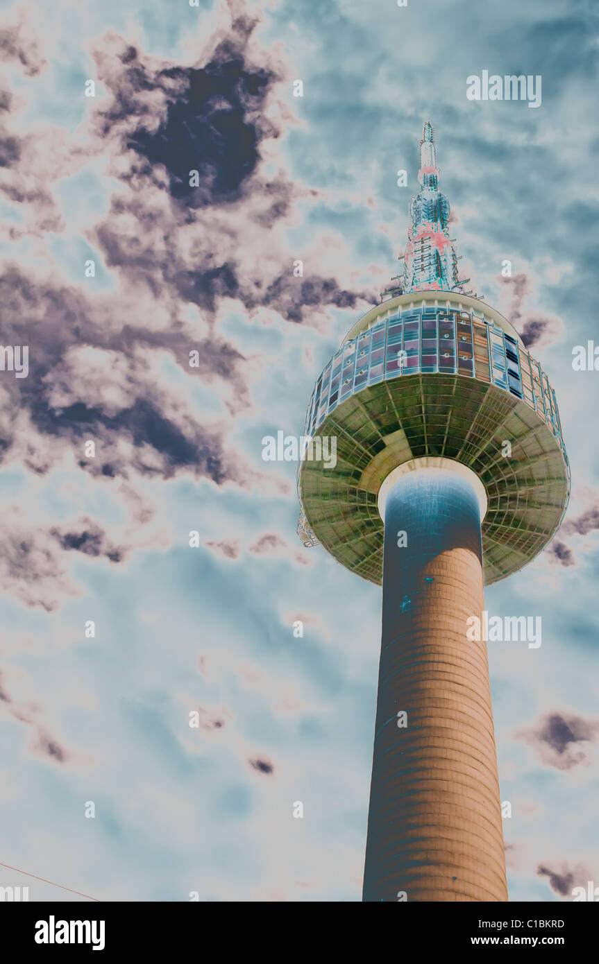 N Seoul Tower, Namsan Berg, Seoul, Südkorea; surreale Bildbearbeitung Stockfoto
