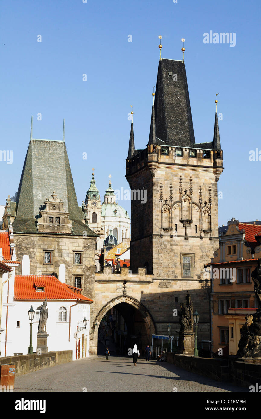 Tschechien, Prag, Charles Brücke hohen Turm Saint Nicolas Kuppel an der Grenze Stockfoto