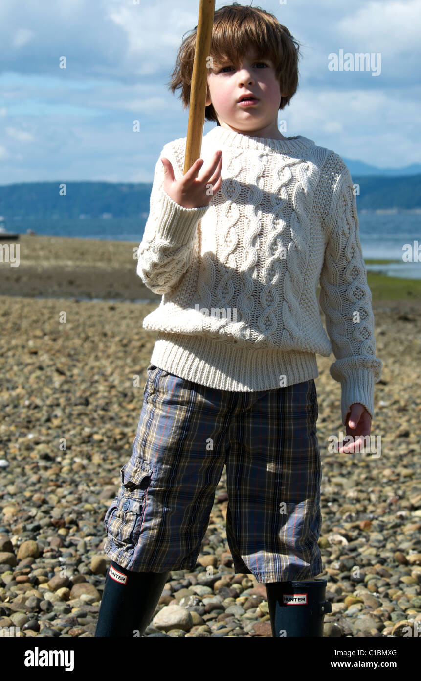 Junge spielt am Strand Stockfoto