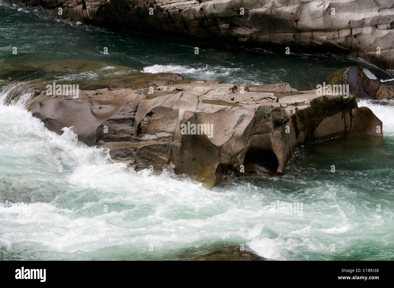 Erodierten Felsen im Fluss Wildwasser Stockfoto