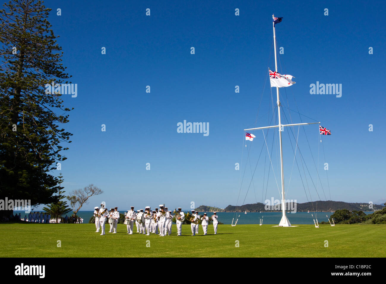 Royal New Zealand Navy führen Sie eine Tracht Prügel Retreat Sonnenuntergang Zeremonie, Treaty Grounds, Waitangi, Neuseeland Stockfoto