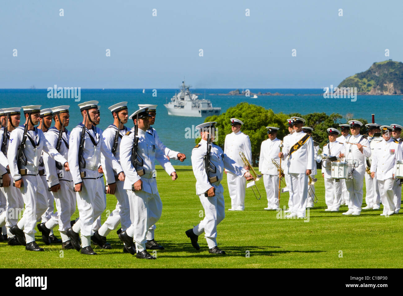Der Nabel Schiff Te Kaha verankert, während die Royal New Zealand Navy eine Tracht Prügel Retreat Sonnenuntergang Zeremonie durchführen Stockfoto