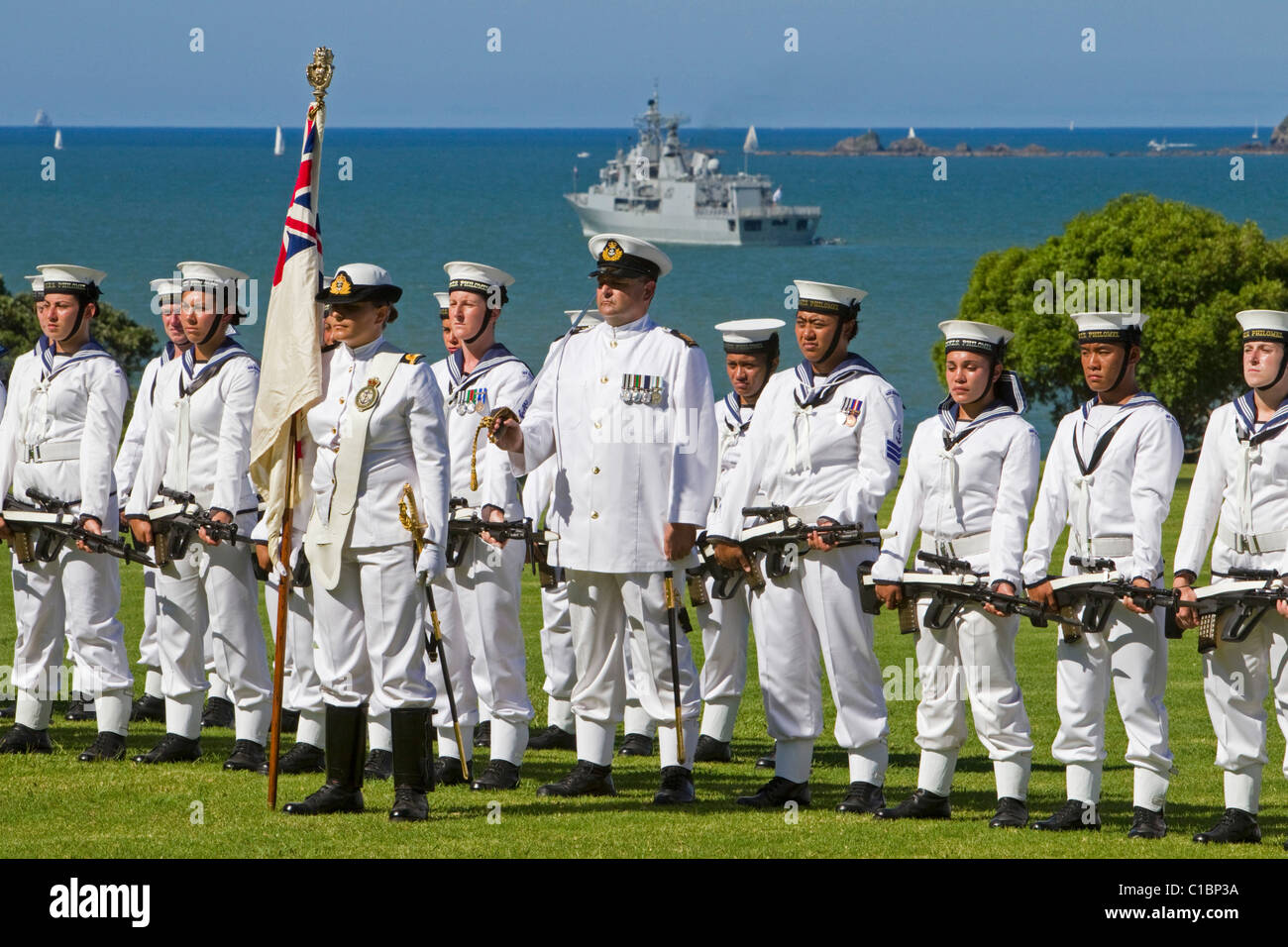 Der Nabel Schiff Te Kaha verankert, während die Royal New Zealand Navy eine Tracht Prügel Retreat Sonnenuntergang Zeremonie durchführen Stockfoto