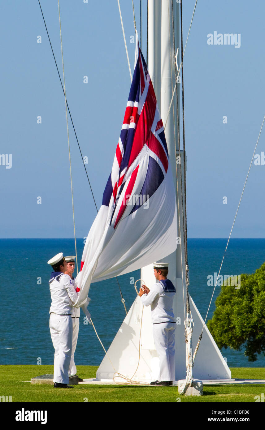 Royal New Zealand Navy führen Sie eine Tracht Prügel Retreat Sonnenuntergang Zeremonie, Treaty Grounds, Waitangi, Neuseeland Stockfoto