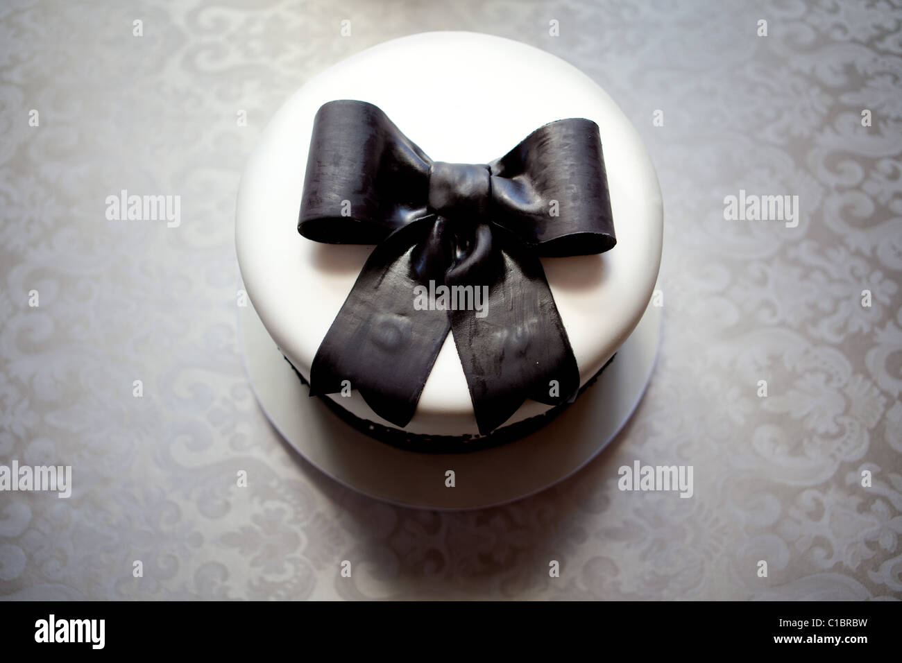 HOCHZEITSTORTE UND SCHWARZ ELEGANTE KUCHEN HOCHZEITEN SCHOKOLADE RIBBON Stockfoto