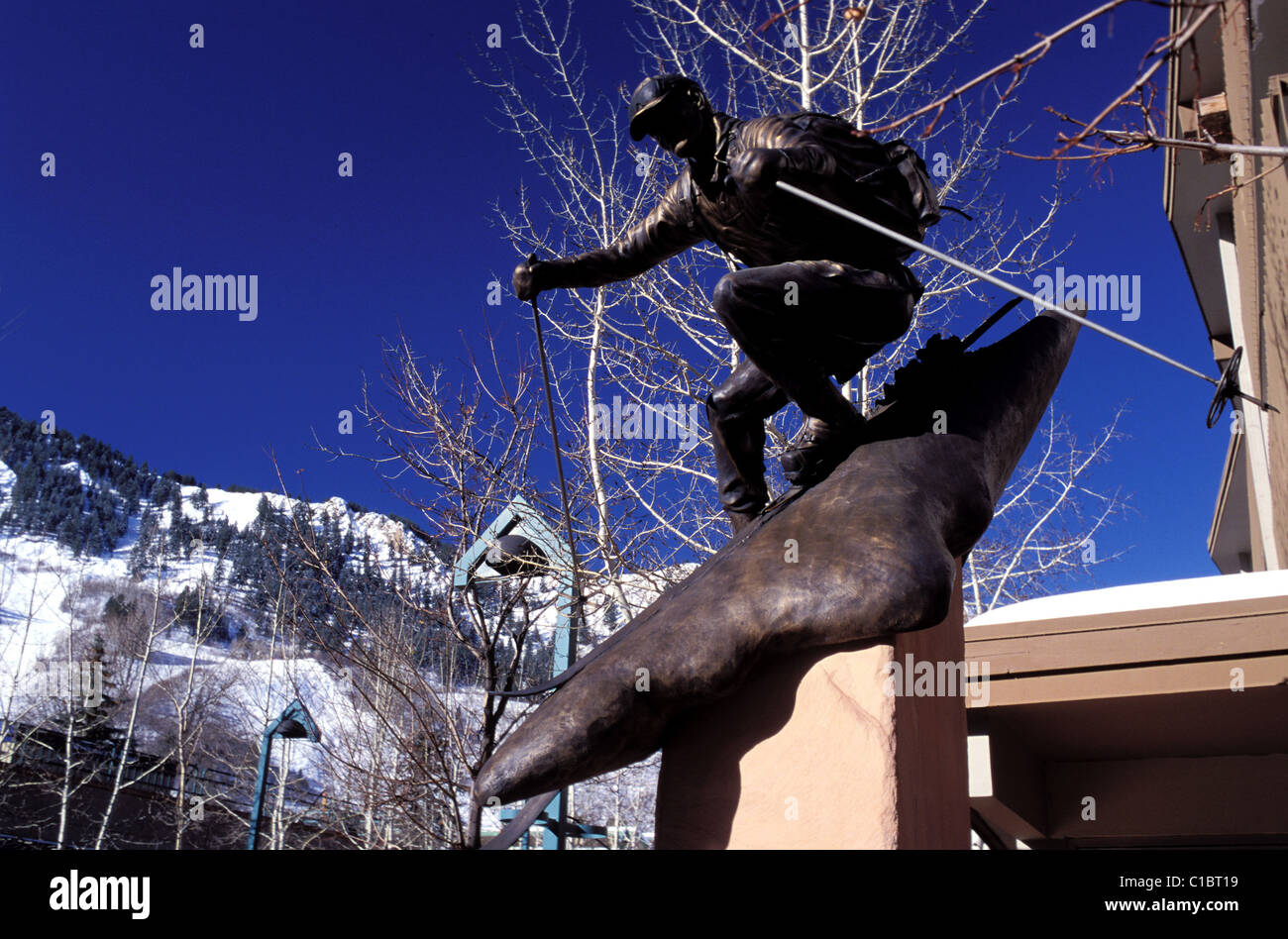 USA, Colorado, Aspen, Skulptur eines Skifahrers Stockfoto