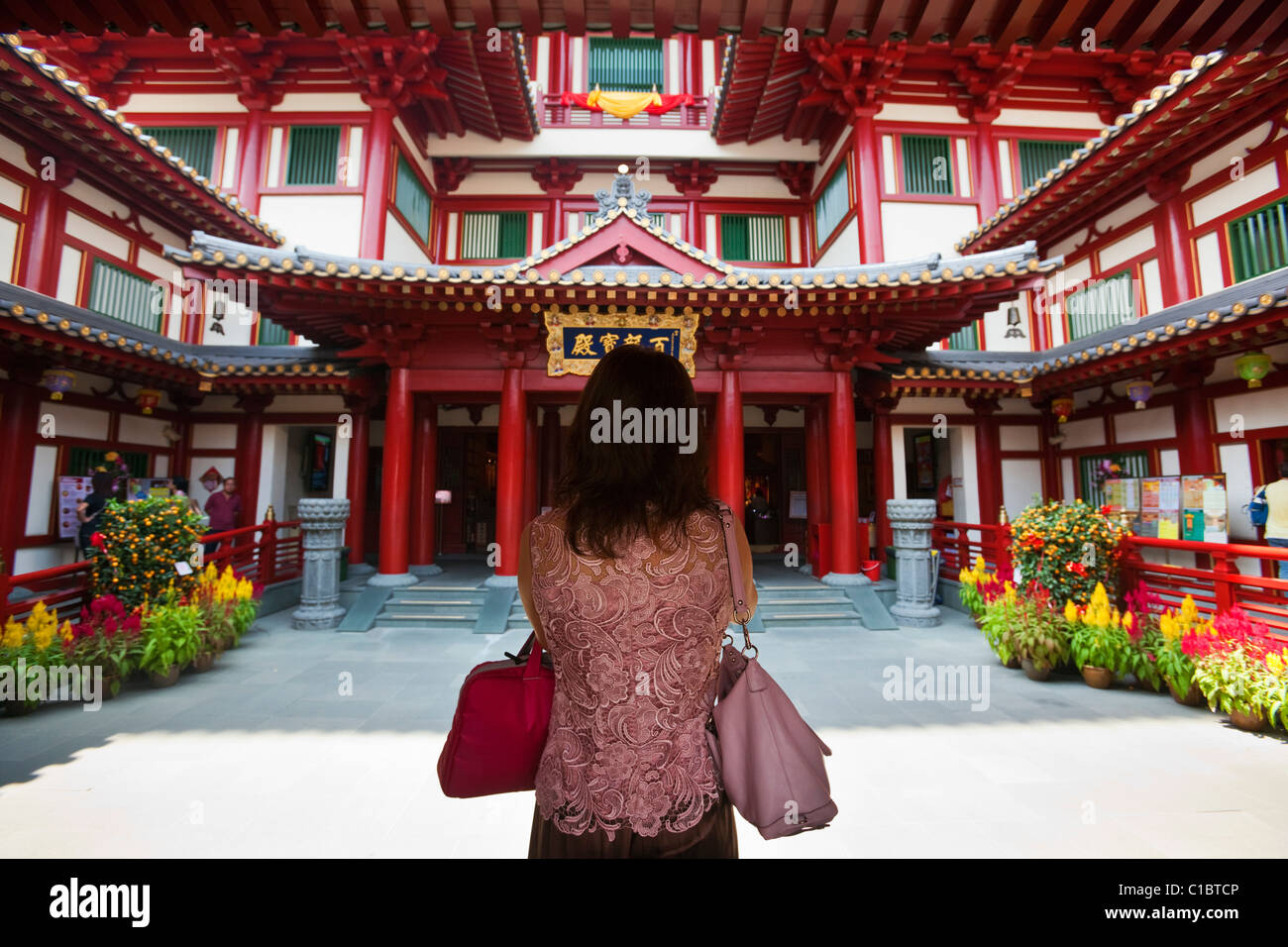Touristen am Eingang zum Buddha Tooth Relic Temple und Museum, Chinatown, Singapur Stockfoto