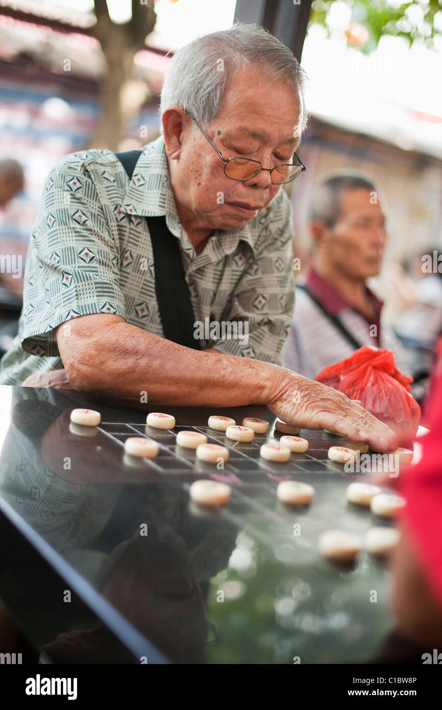 Männer spielen Xiangqi (Chinesisches Schach) in Chinatown, Singapur Stockfoto