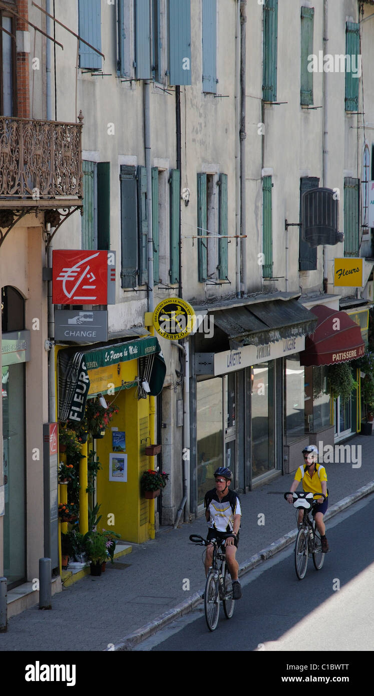 Radfahrer, die durch die Stadt im Zentrum St. Pons de Thomieres in der Region Haut Languedoc im Süden Frankreichs Stockfoto