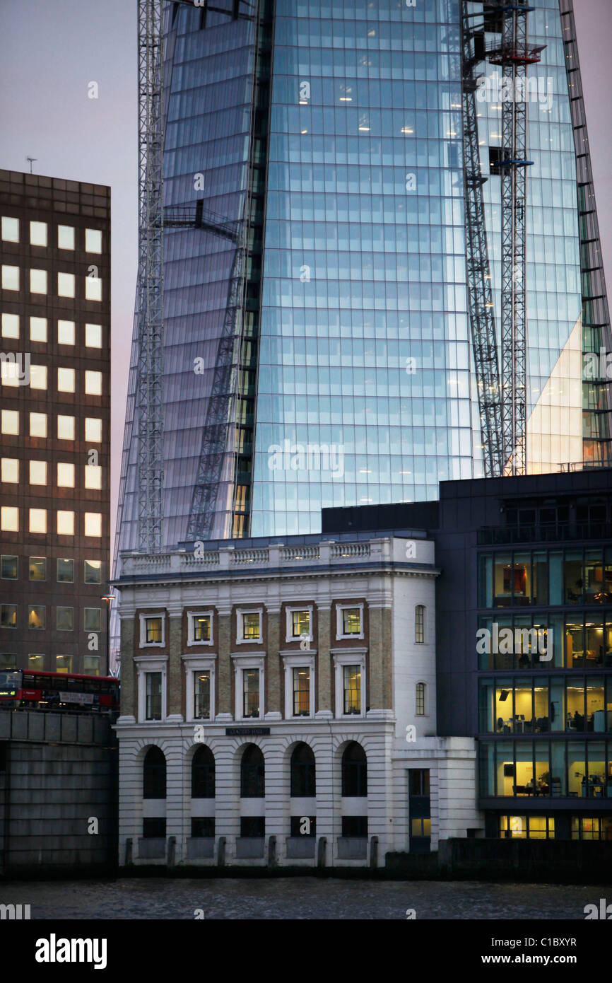 Die riesigen Glasstruktur der The Shard im Bau auf dem Gelände an der London Bridge droht mit macht in der Architektur. Stockfoto