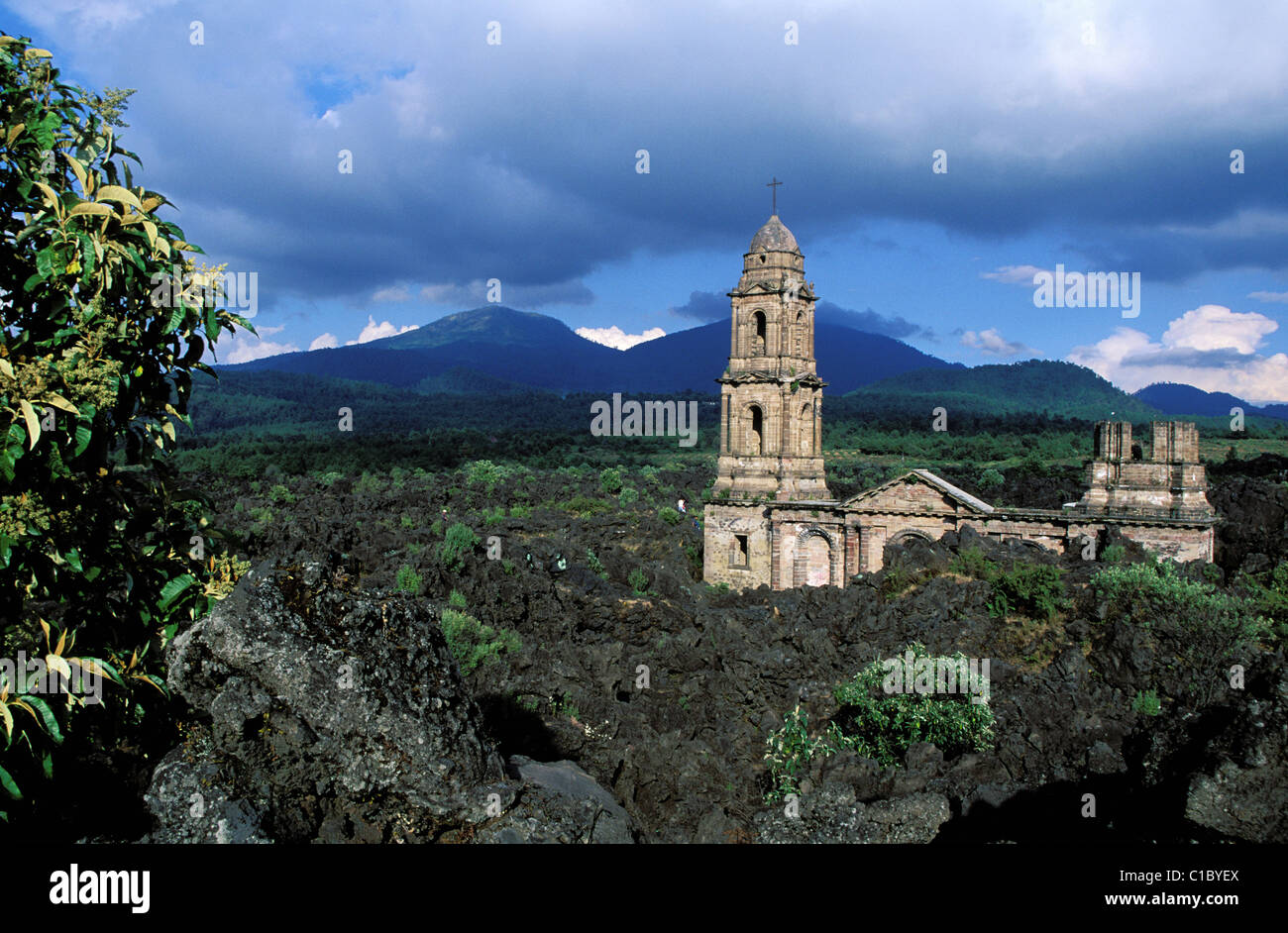 Mexiko, Michoacan Zustand Uruapan Stadt, Kirche San Juan zum Zeitpunkt der Paricutín Vulkanausbruch im Jahr 1943 gerettet Stockfoto