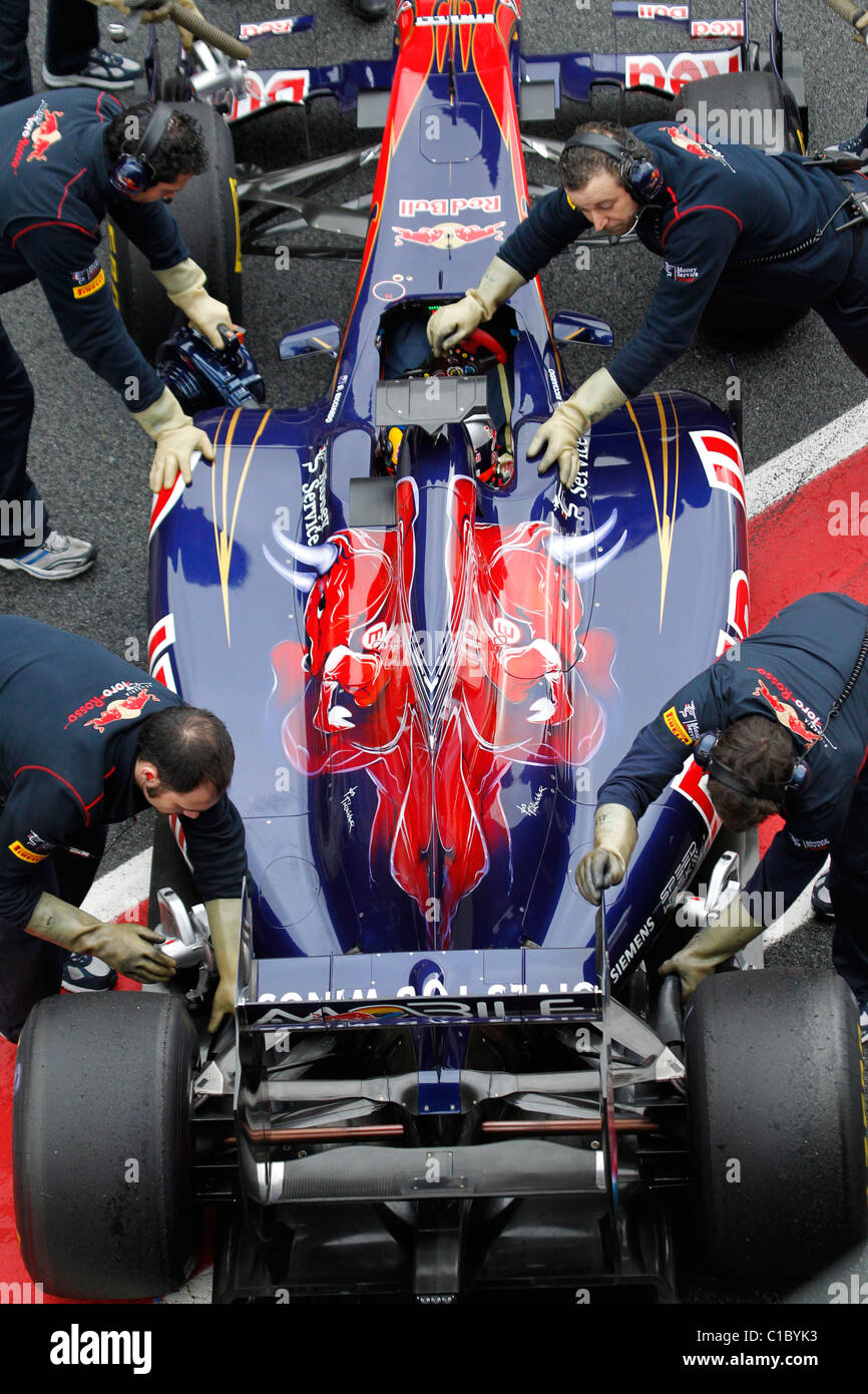 Red Bull Toro Rosso Formel Eins Auto 2011 in Grube Garage in Montmelo Track Test in Barcelona, 20.2.11 zurückgedrängt Stockfoto