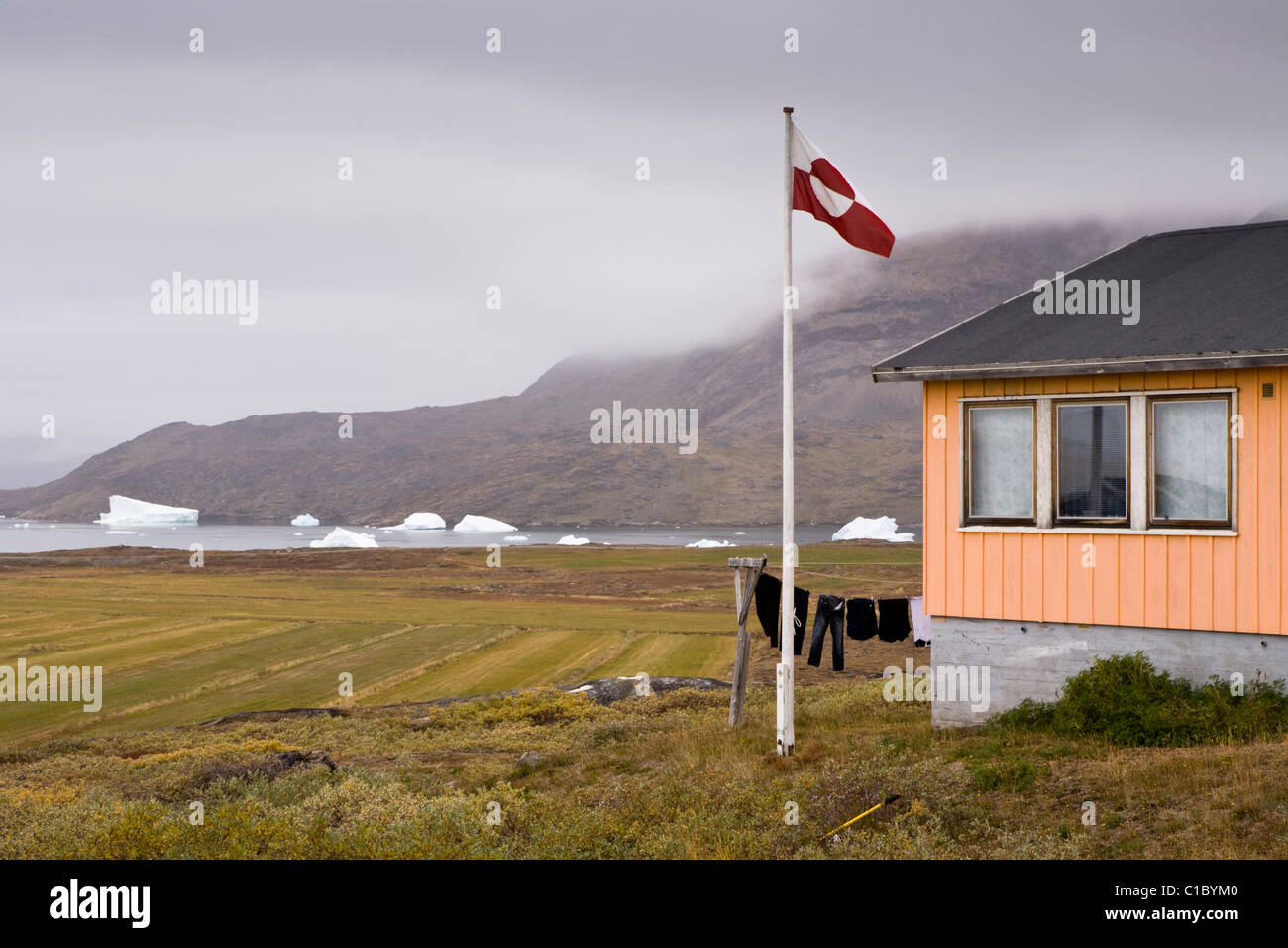 Die grönländischen Flagge vor einem Haus in Narsaq, Süd-Grönland. Stockfoto