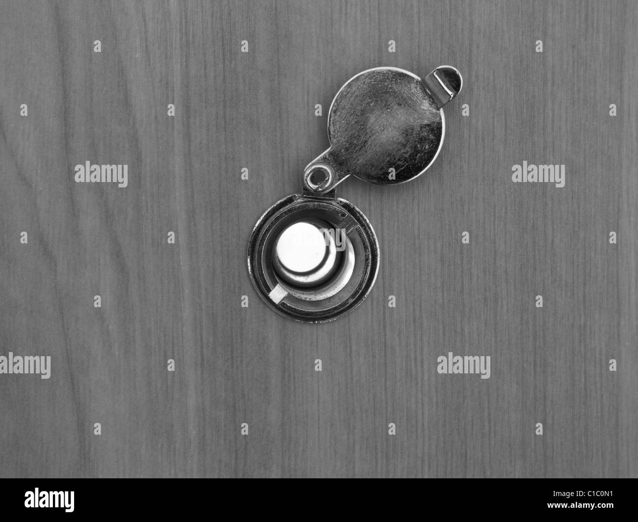 Foto von einem Guckloch auf eine Wohnungstür. Stockfoto