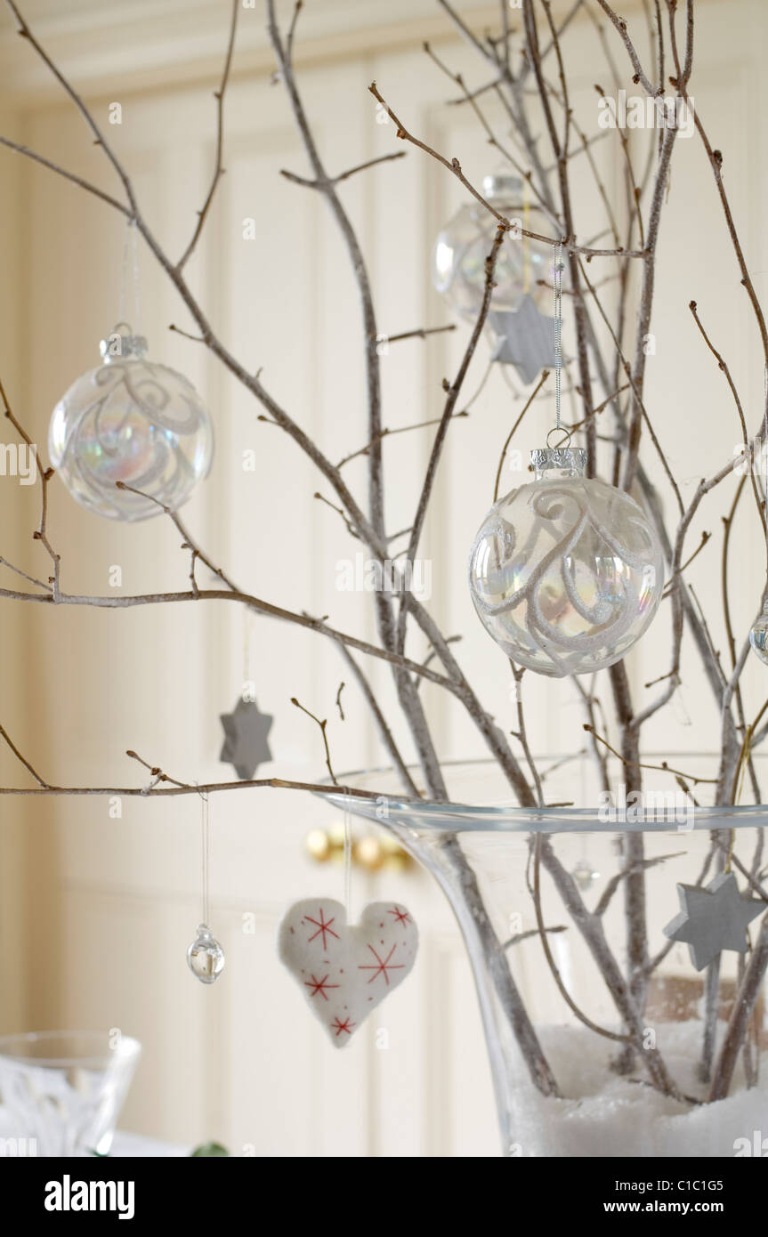 Glas Weihnachtskugeln gespritzte Zweige hängend Stockfoto