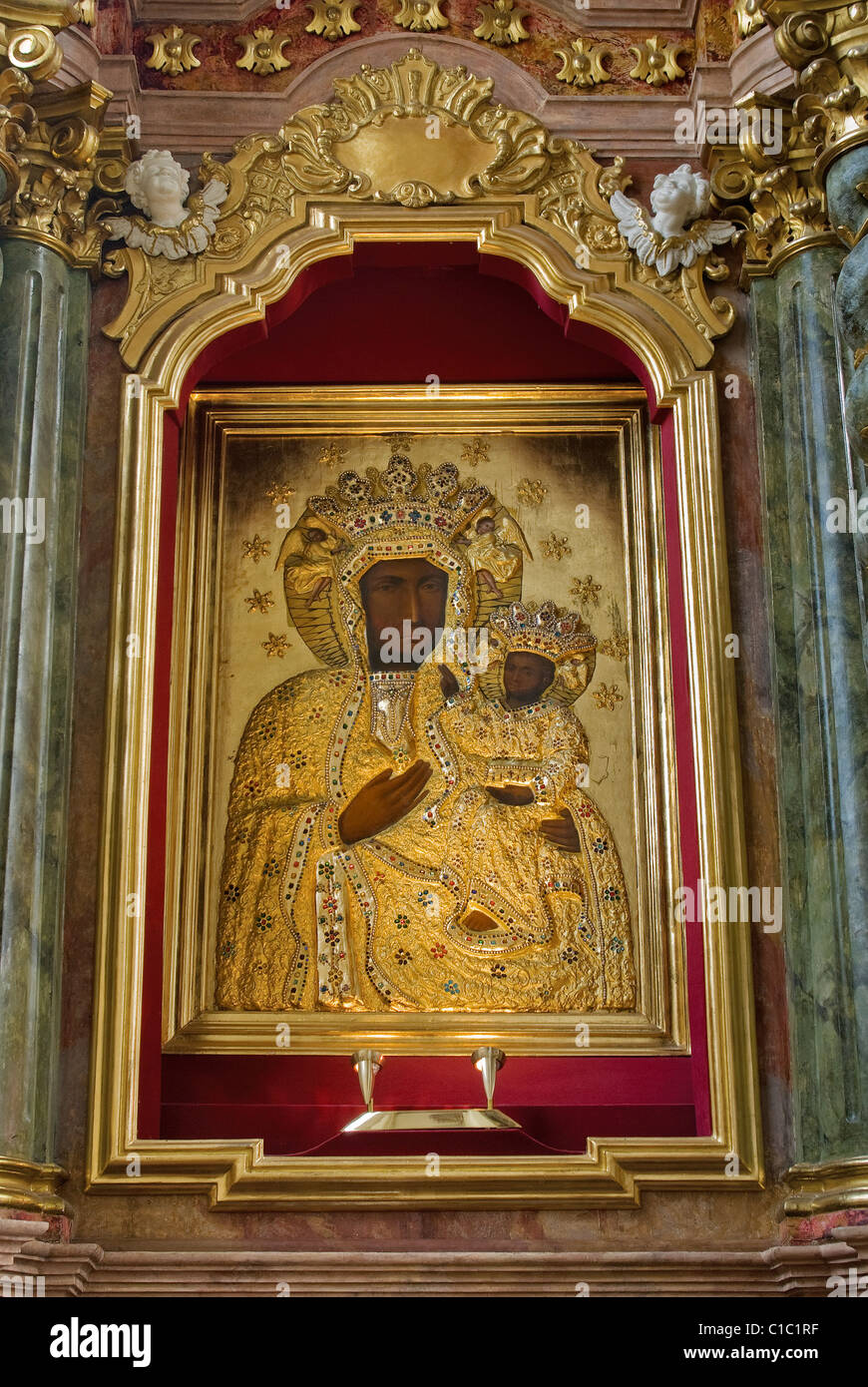 Schwarze Madonna, ein Förderer der Polen, Malerei an Seitenaltar in der Kreuzkirche in Brzeg, Opolskie, Oberschlesien, Polen Stockfoto