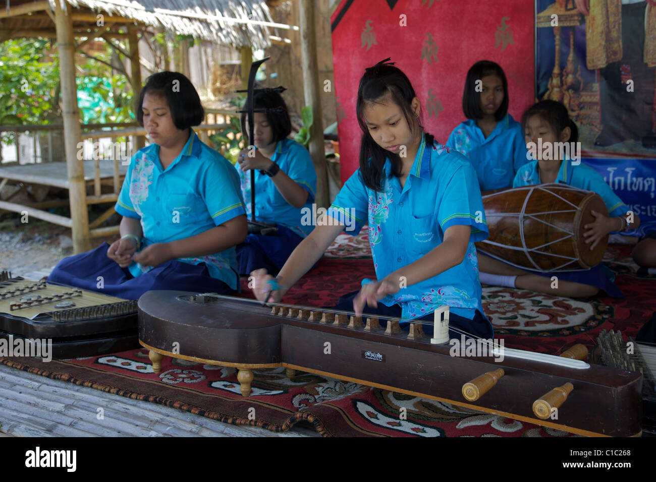 Schülerband mit traditionellen Instrumenten, Phuket, Thailand Stockfoto