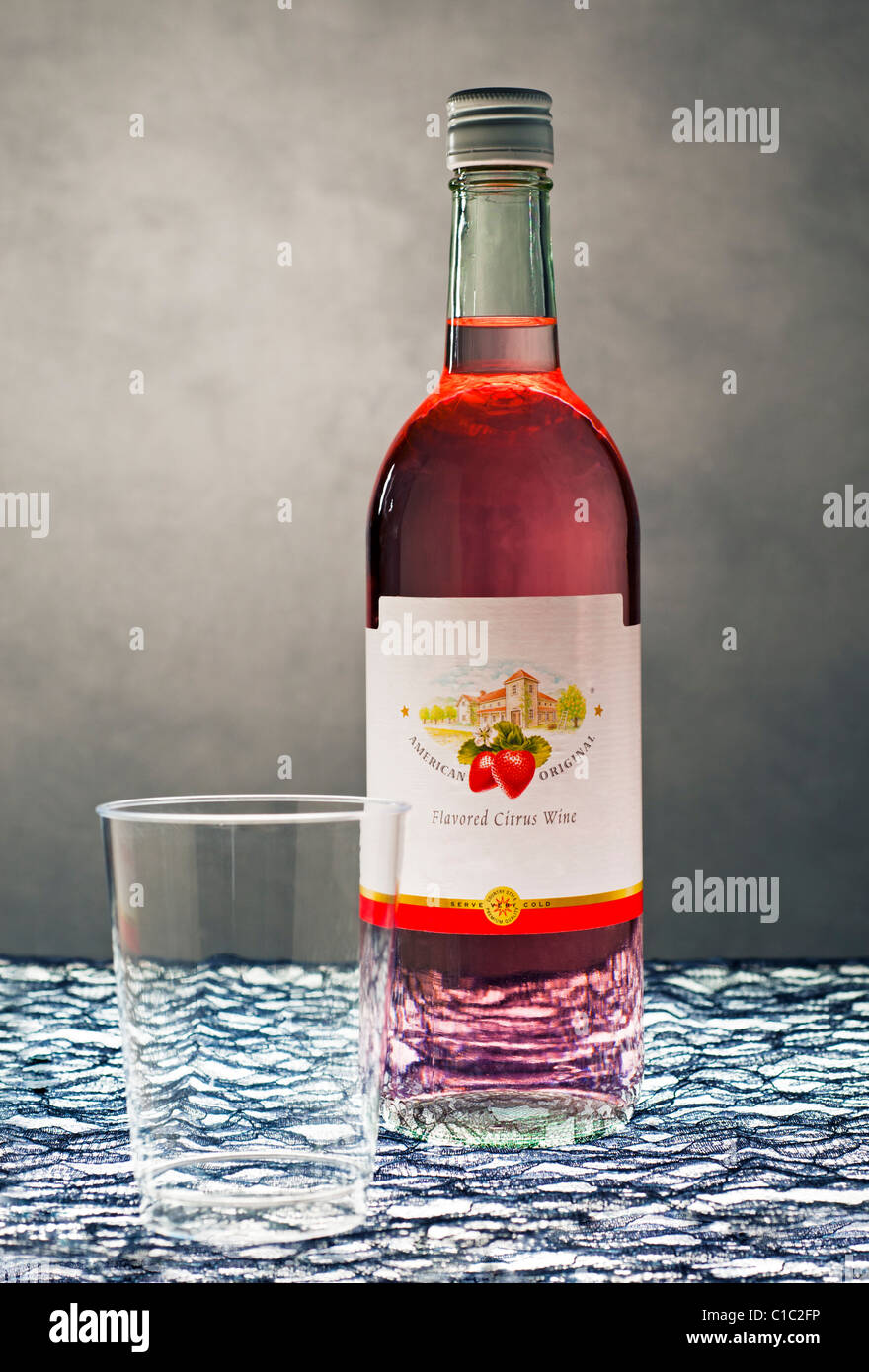 Billig Erdbeere-Wein mit Marke von Label und einem Plastikbecher entfernt. Stockfoto