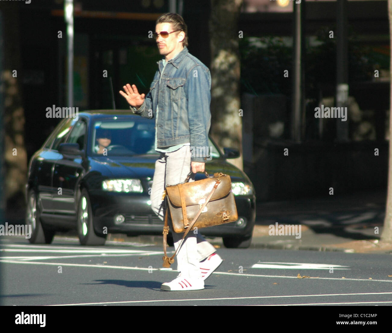 Ethan Hawke kreuzen die Straße tragen seine Ledertasche Tasche mit einem Star Wars C3PO Schlüssel Schlüsselanhänger Auckland City, Neuseeland- Stockfoto