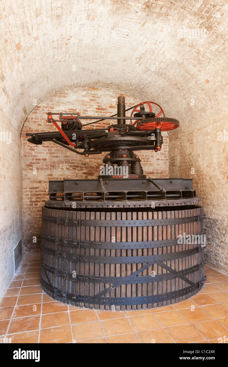 Contratto Wein Produzent in Canelli, Weinpresse Marmonier für einen sanften Druck von Moscato und Pinot Trauben, Asti, Piemont, Italien Stockfoto