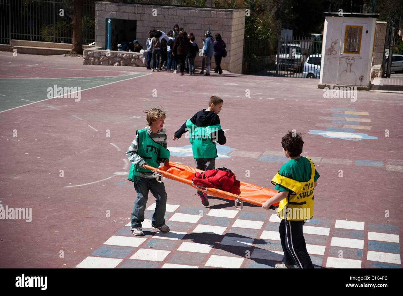 Wette Hakerem Grundschule Bohrer, eine Rakete Bombardierung und Evakuierung zu Herbergen. Jerusalem, Israel. 15.03.2011. Stockfoto