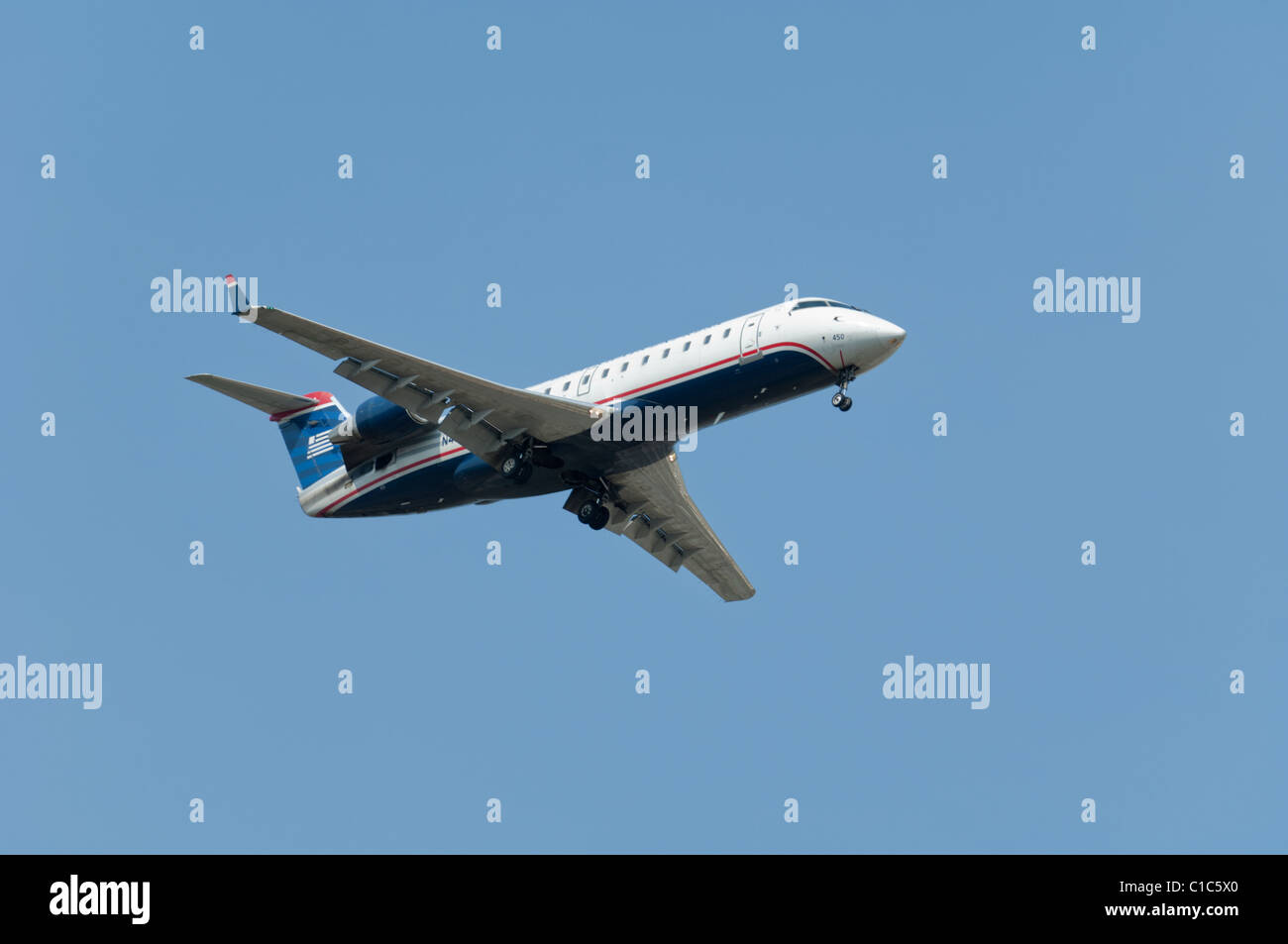 Canadair CL600 regional Jet mit US Airways Livree Farben im Endanflug. Stockfoto