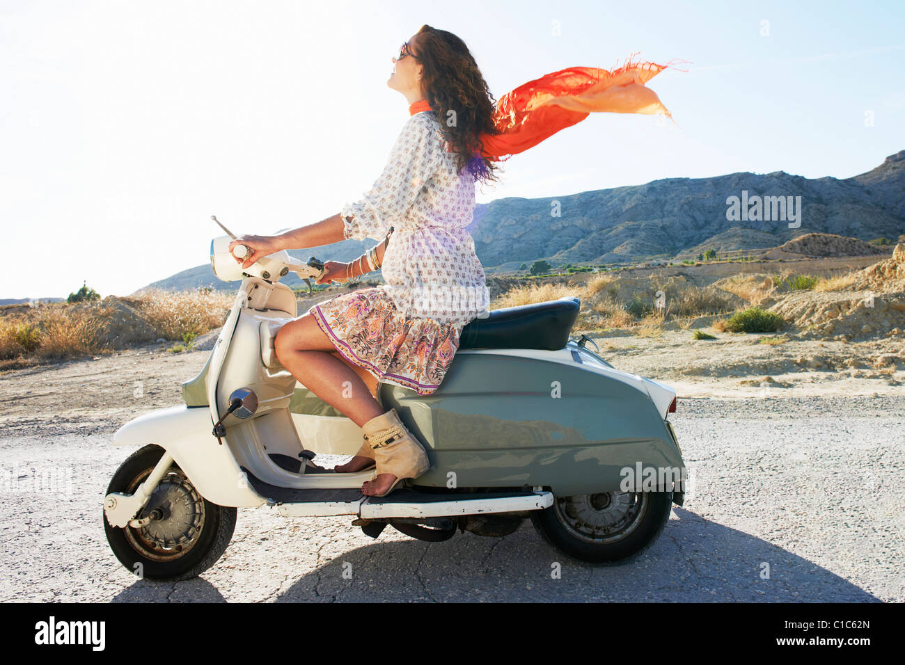 Frau mit Motorrad und Seitenwagen Stockfoto