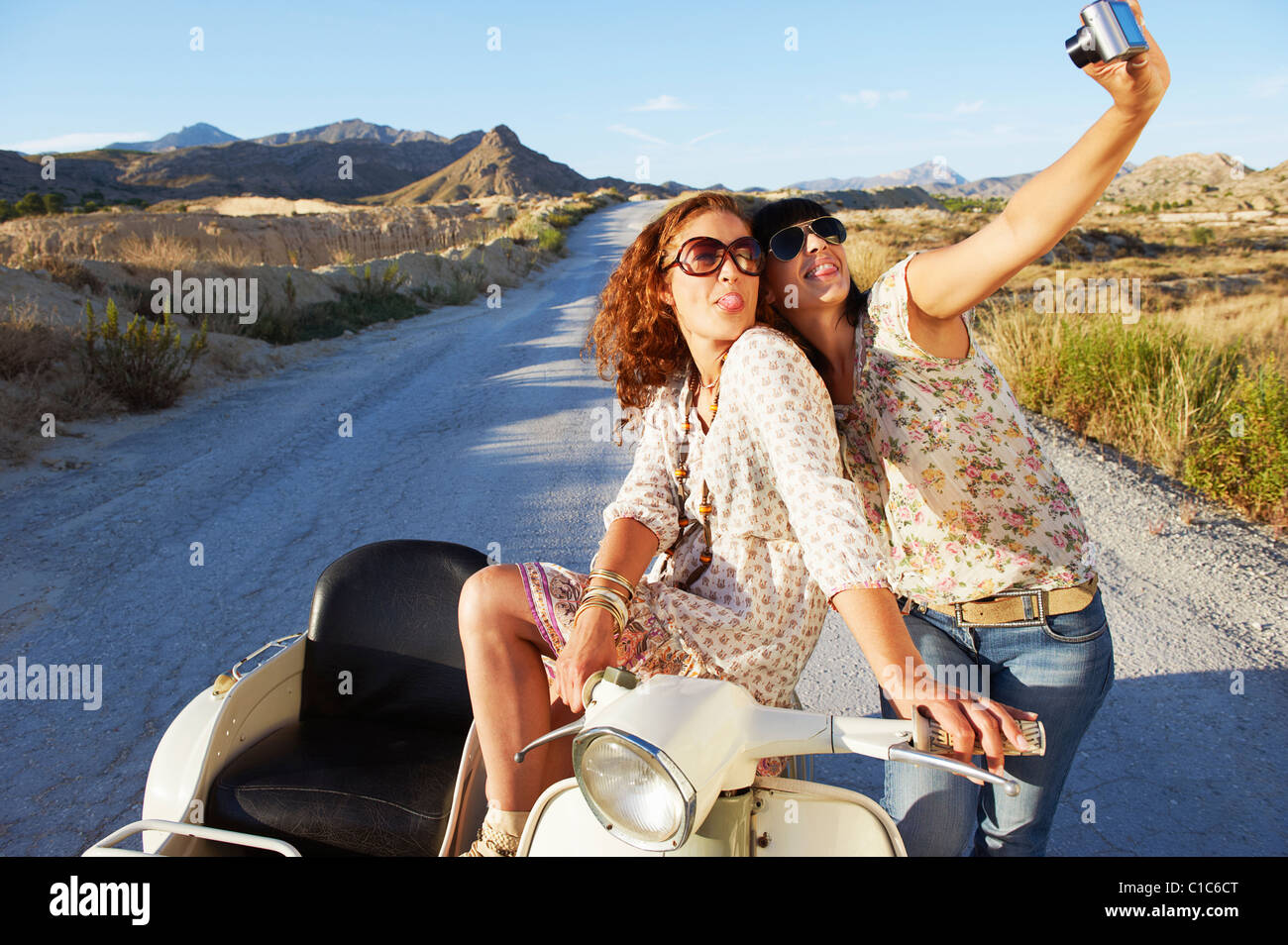 Frauen auf dem Motorrad fotografieren Stockfoto