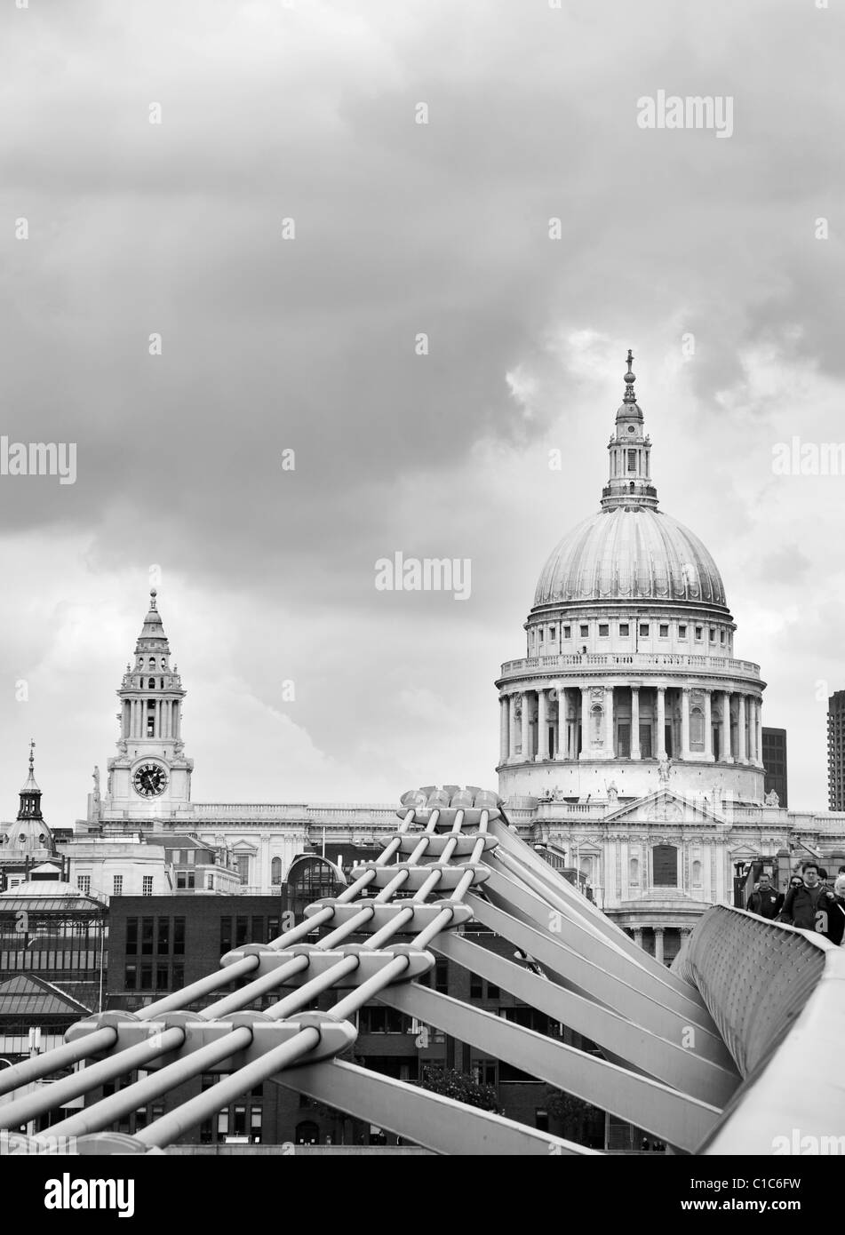 St. Pauls Kathedrale und Millennium Bridge, London Stockfoto