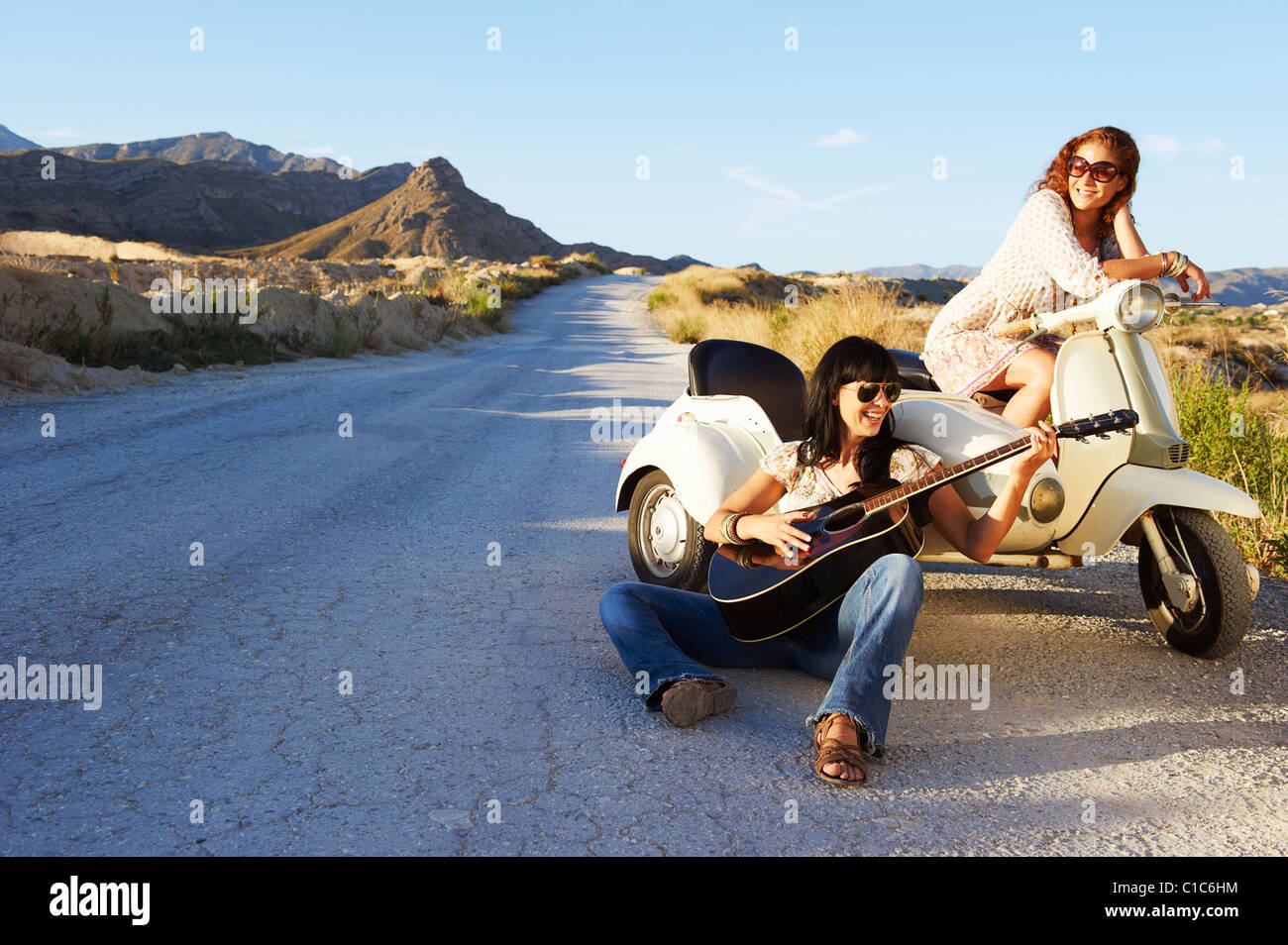 Frauen, die Ruhe auf der Straße mit Motorrad Stockfoto
