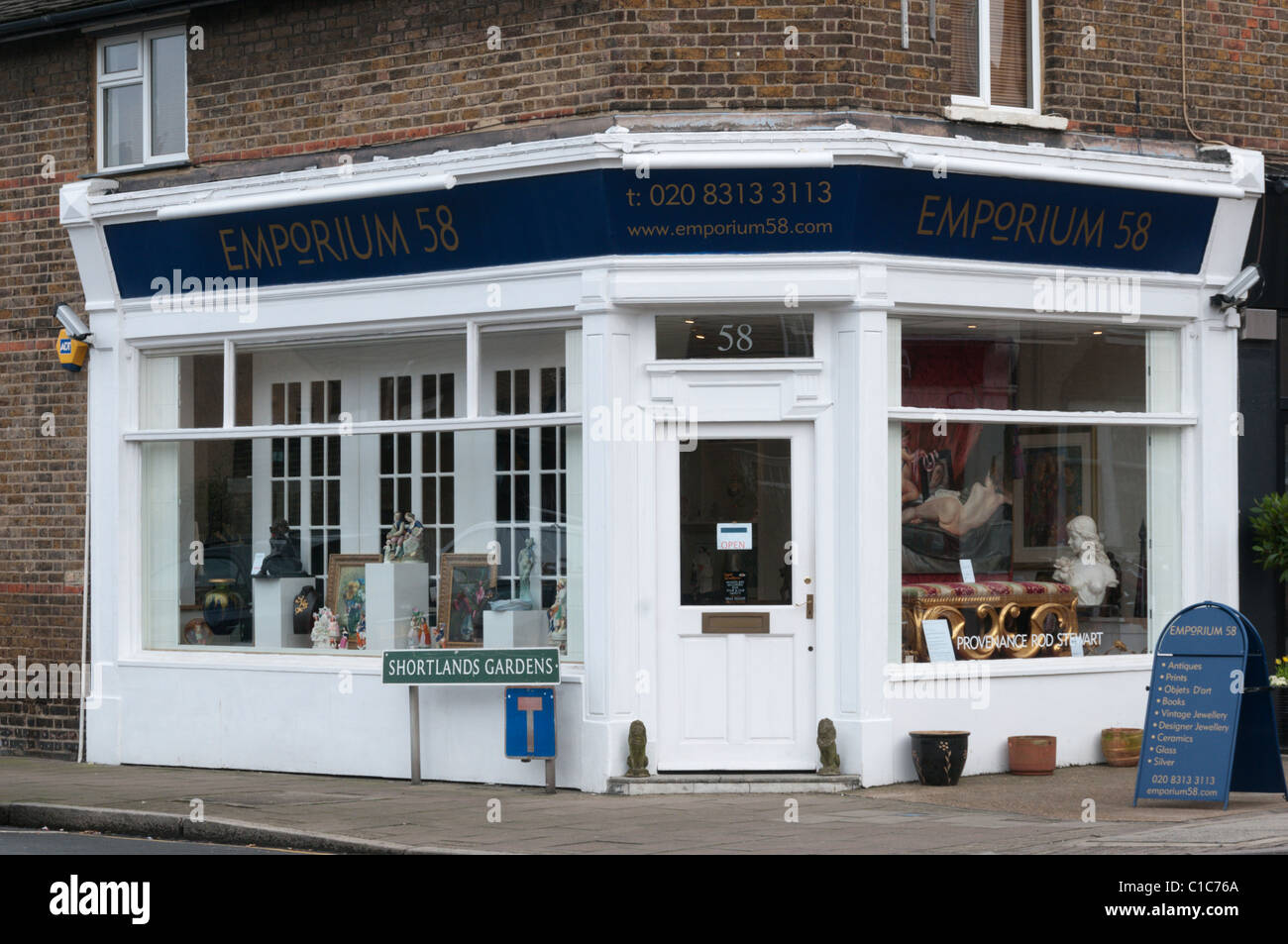 Die Geschäftslokale von Emporium 58 Verkauf von Modeschmuck, antiken Möbeln, Gemälden und dekorative Kunst. Stockfoto