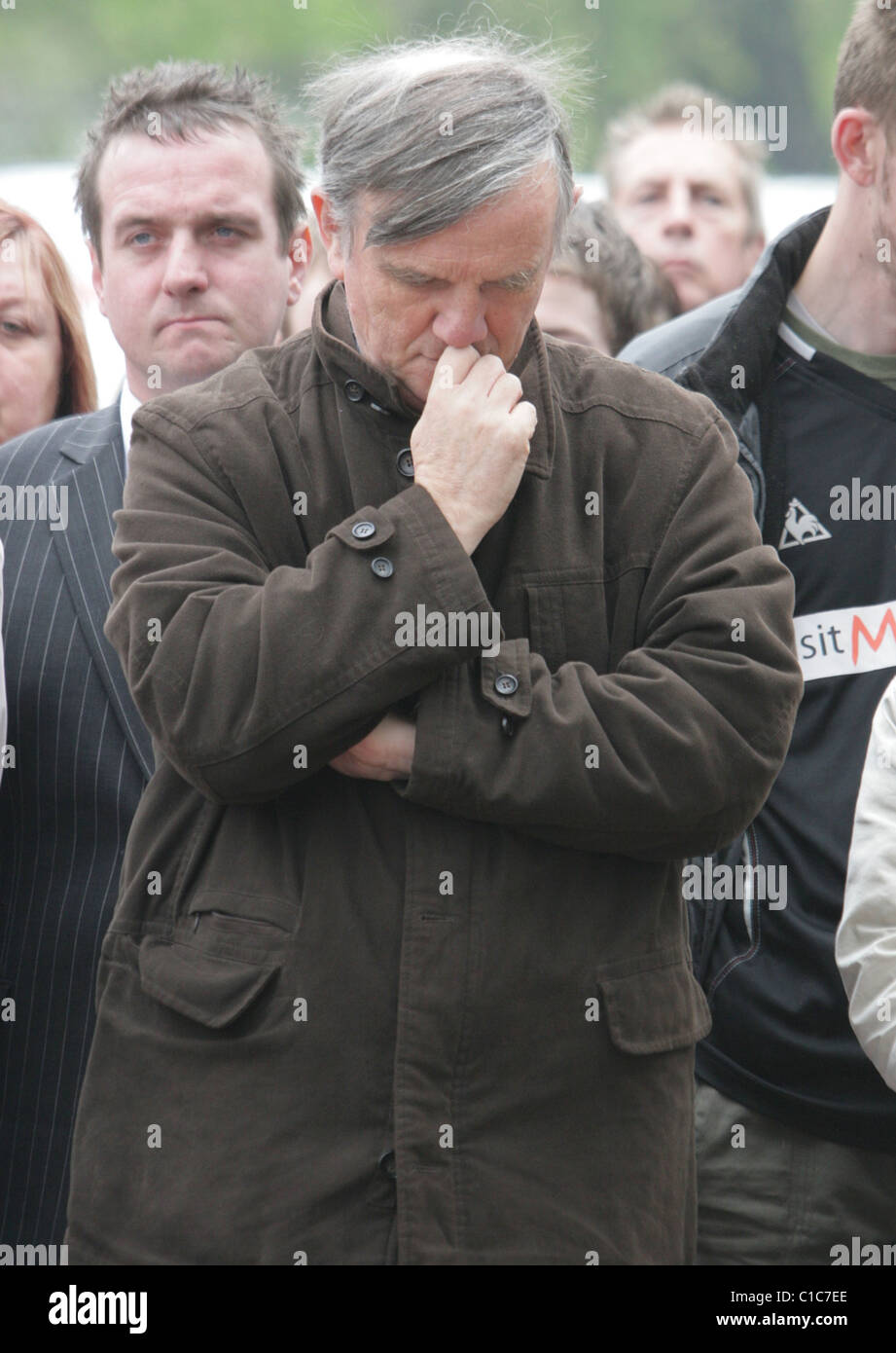 Mitglieder von dem öffentlichen Besuch Hillsborough-Stadion die Ehre zum 20. Jahrestag der Katastrophe, die behauptete, 96 Stockfoto