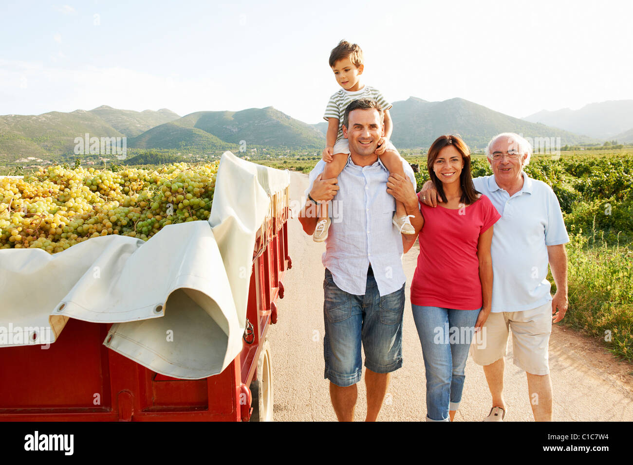 Generationen Familie Wandern im Weinberg Stockfoto