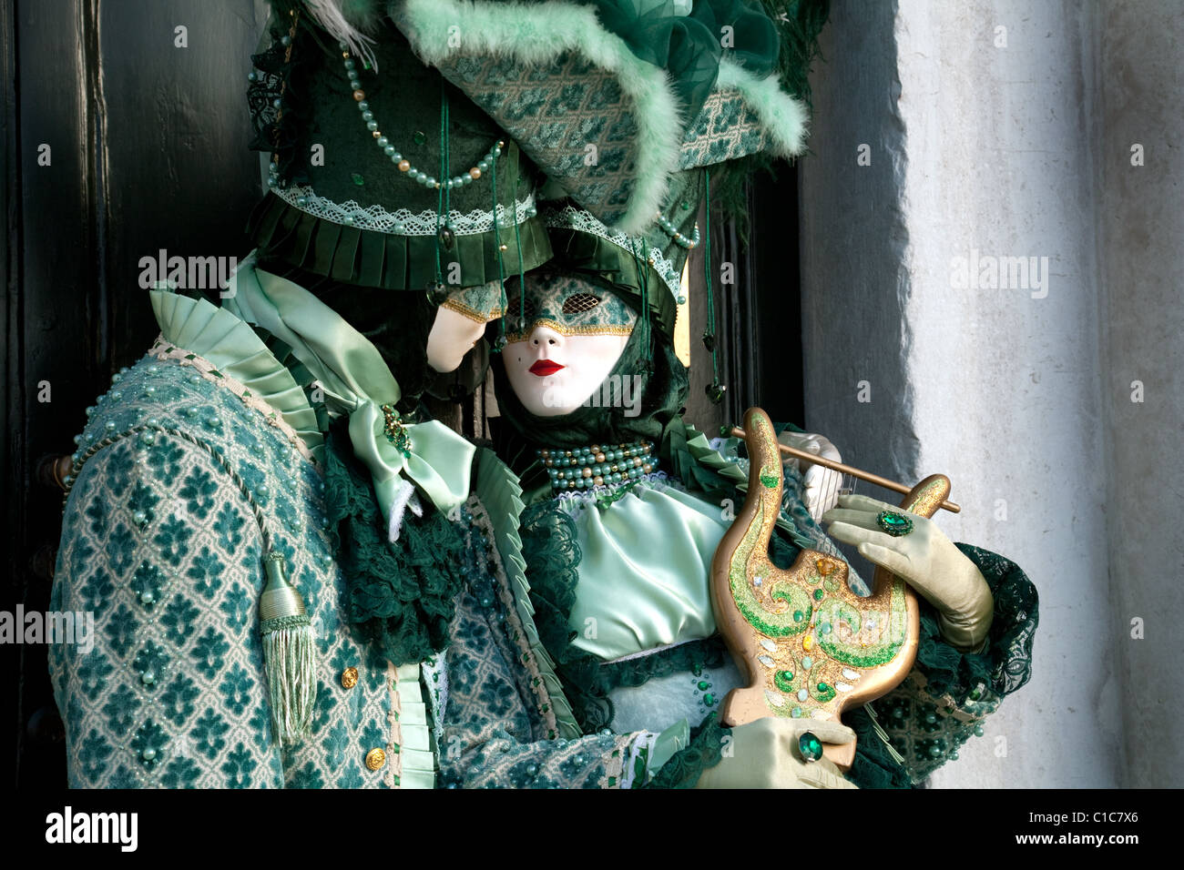 Zwei kostümierte Modelle posiert auf der Karneval von Venedig, Venedig Italien Stockfoto