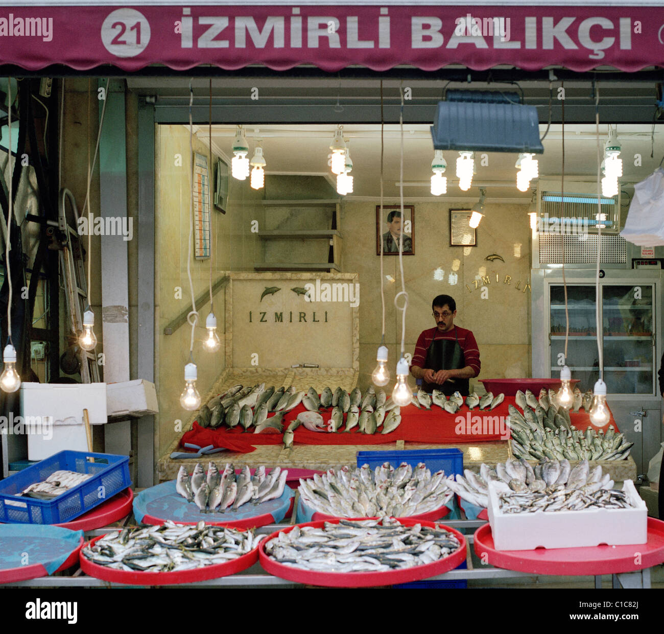 Reise Fotografie - Fisch Stall in der Gewürzbasar Bezirk von Istanbul in der Türkei im Nahen Osten Asien. Man Shop essen Fisch und Meeresfrüchte Stockfoto