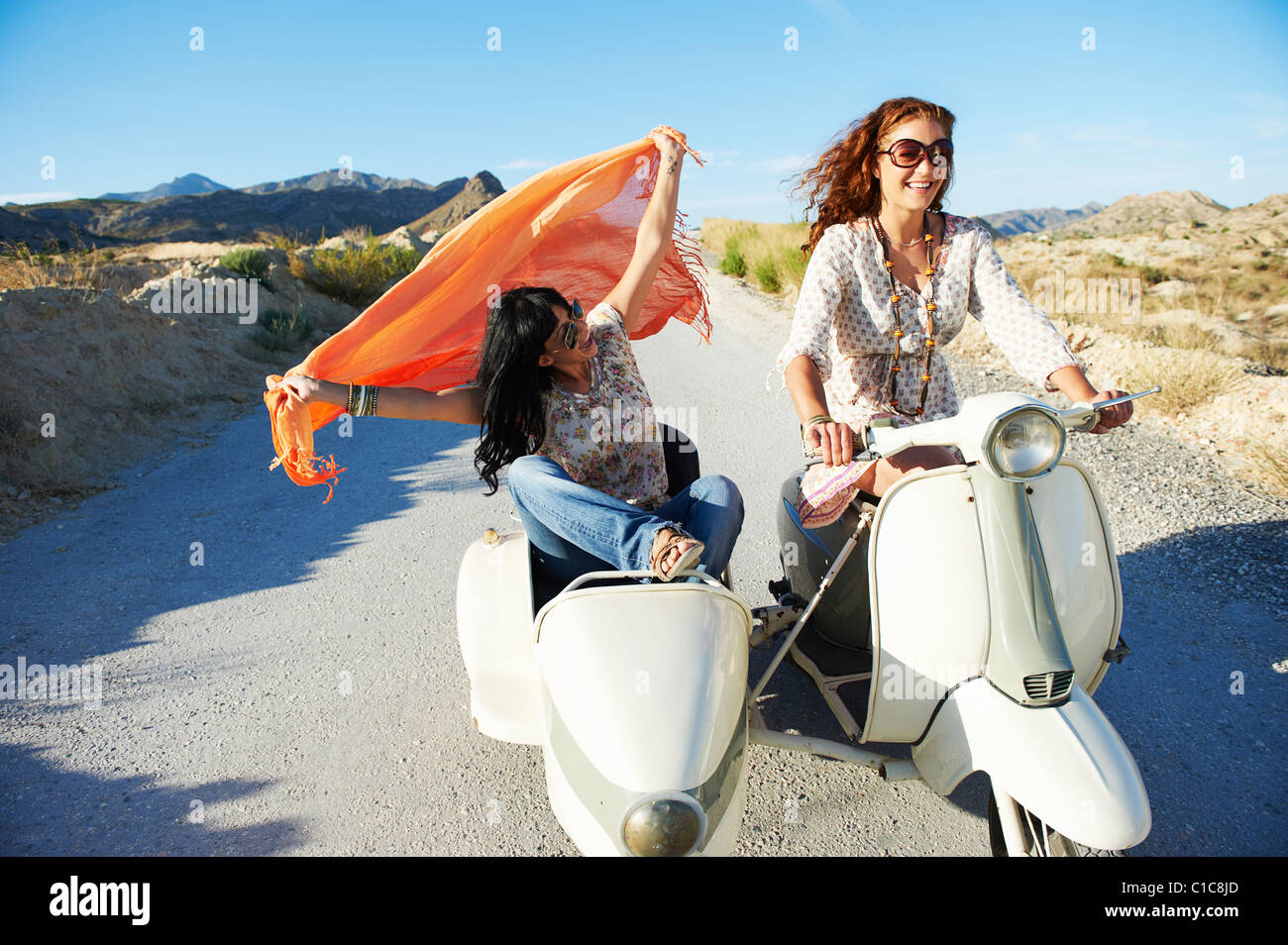 Frauen fahren mit Motorrad und Seitenwagen Stockfoto