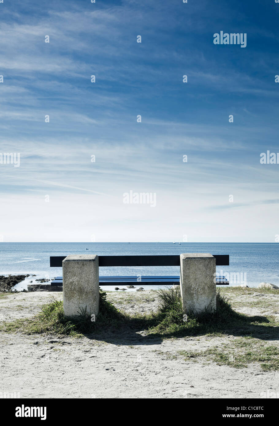 Bank mit Blick auf den Ozean Frankreich, Europa Stockfoto