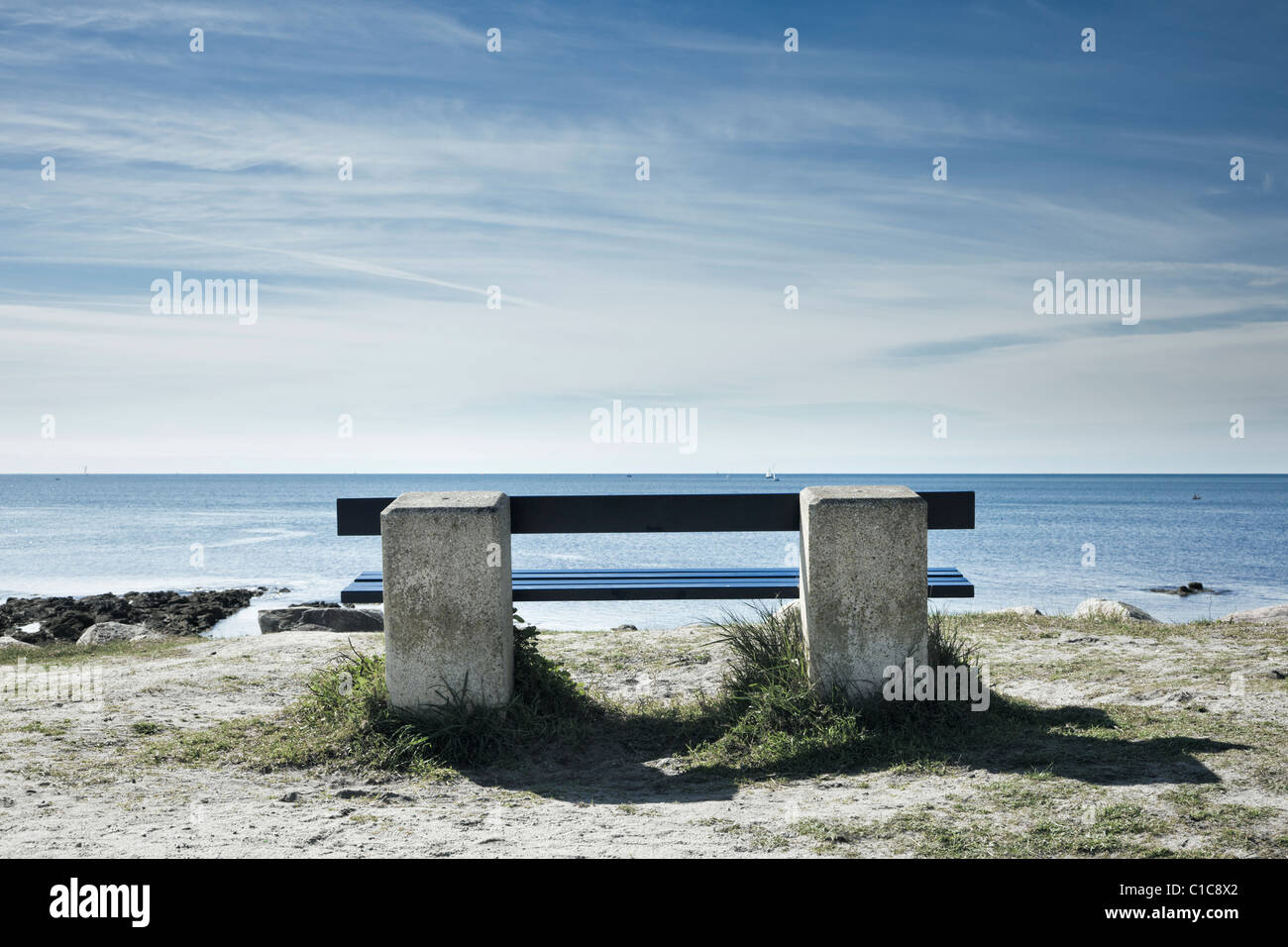 Bank mit Blick auf den Ozean, Frankreich, Europa Stockfoto