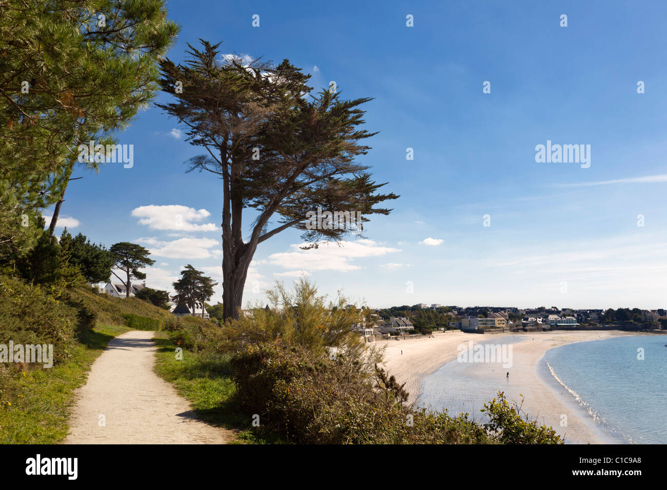 Fußweg entlang der Küste vor Les Sables Blancs Strand in Concarneau, Finistère, Bretagne, Frankreich Stockfoto