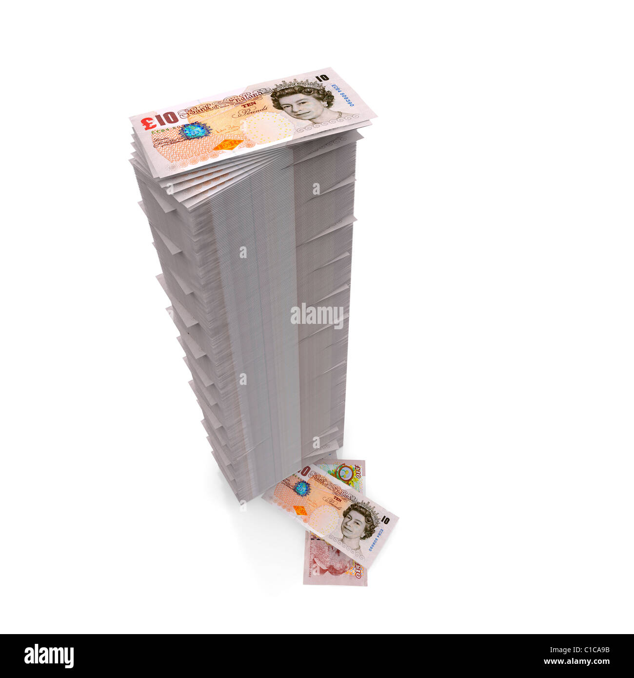 Geld-Stack - hohe Stapel von zehn Pfund-Noten Sterling auf weiß Stockfoto