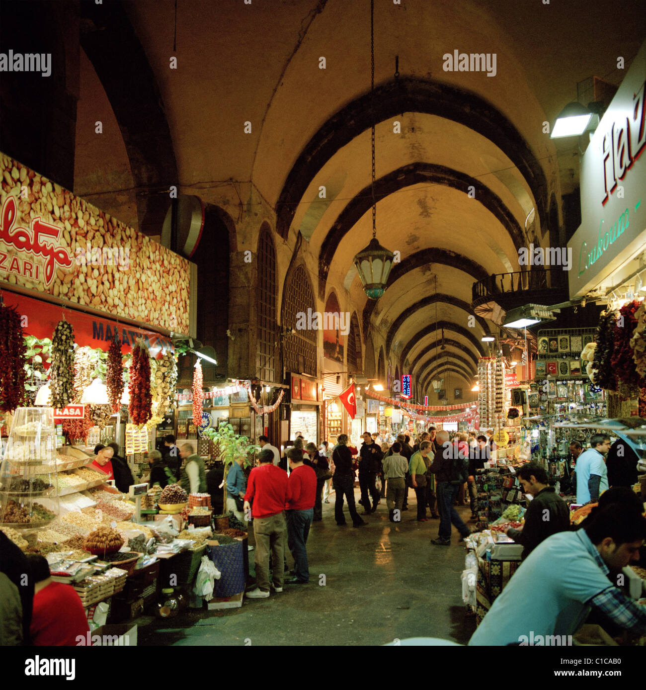 Innenraum der Gewürzmarkt in Istanbul in der Türkei im Nahen Osten Asien. Market Business Shop Tourismus Handel Geschichte moderne Antike Reisen Stockfoto