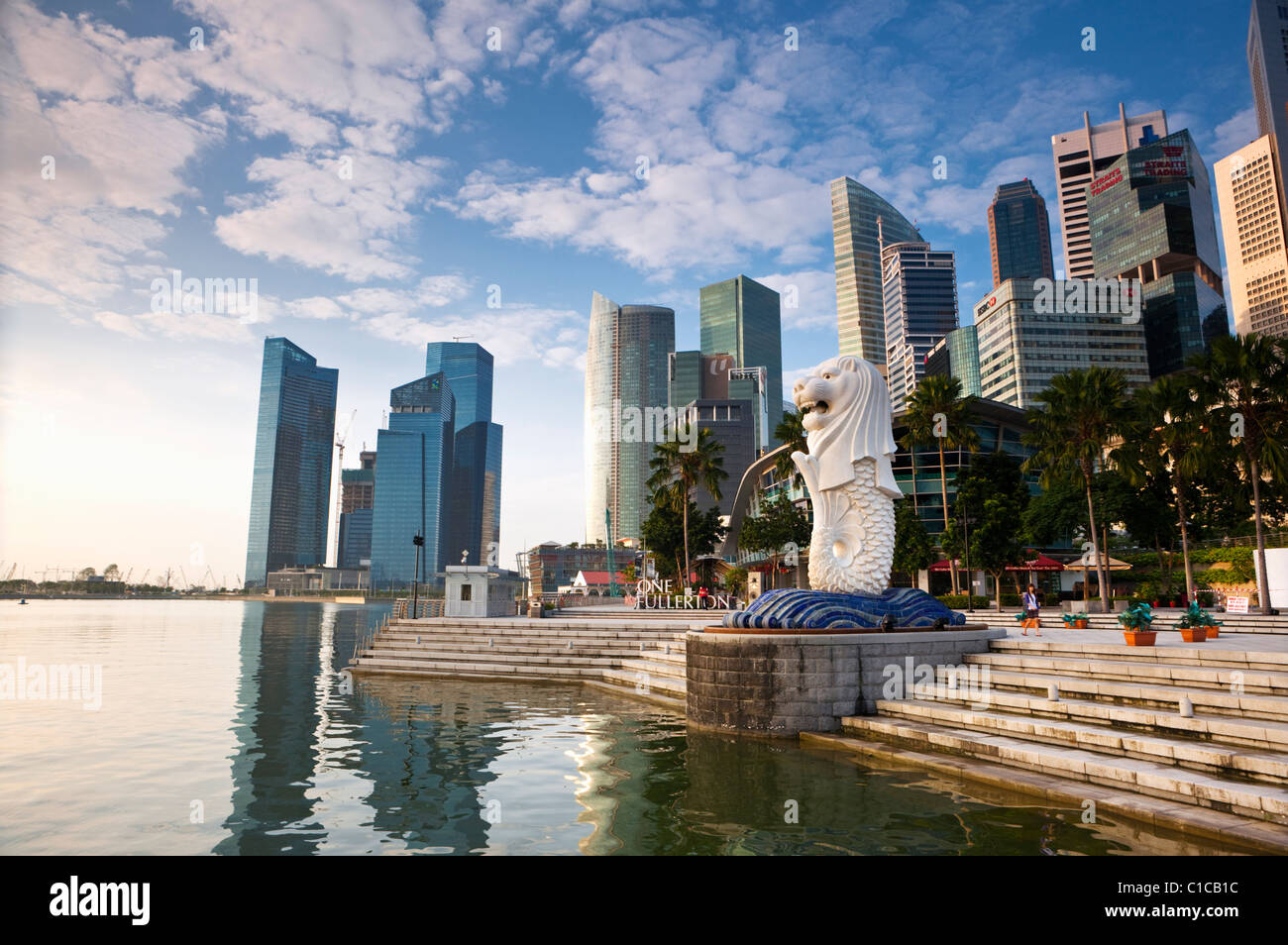 Der Merlion Statue mit der Skyline der Stadt im Hintergrund, Marina Bay, Singapur Stockfoto
