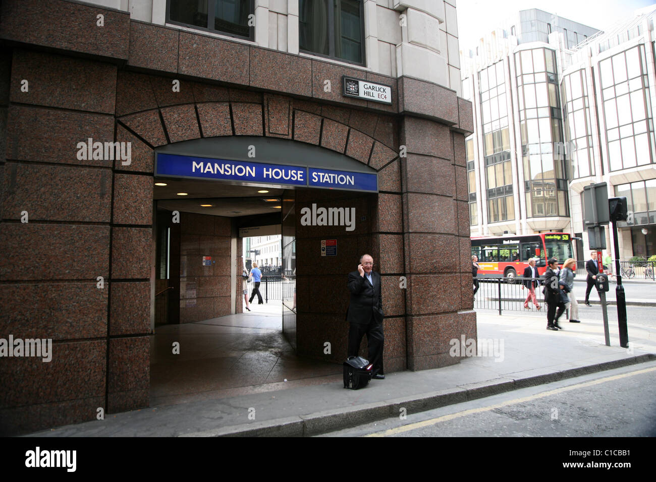 Allgemeine Ansicht Gv vom Eingang zum u-Bahnhof Mansion House in London, England. Stockfoto
