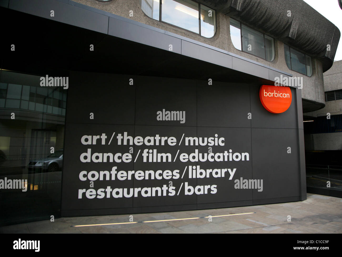 Allgemeine Ansicht Gv des Barbican Centre, ein Multi-Kunstzentrum Veranstaltungsort im Barbican, London, England. Stockfoto