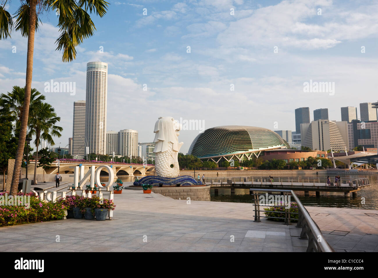 Der Merlion Statue mit der Esplanade - Theatres on Bay Gebäude im Hintergrund, Marina Bay, Singapur Stockfoto