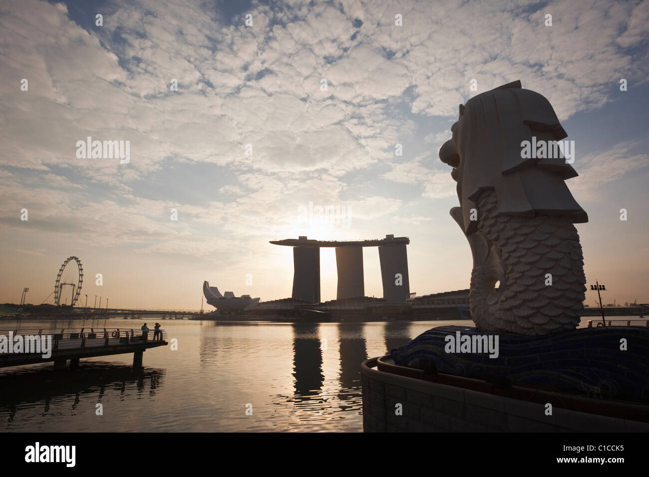 Der Merlion Statue und Marina Bay Sands Silhouette in der Morgendämmerung.  Marina Bay, Singapur Stockfoto