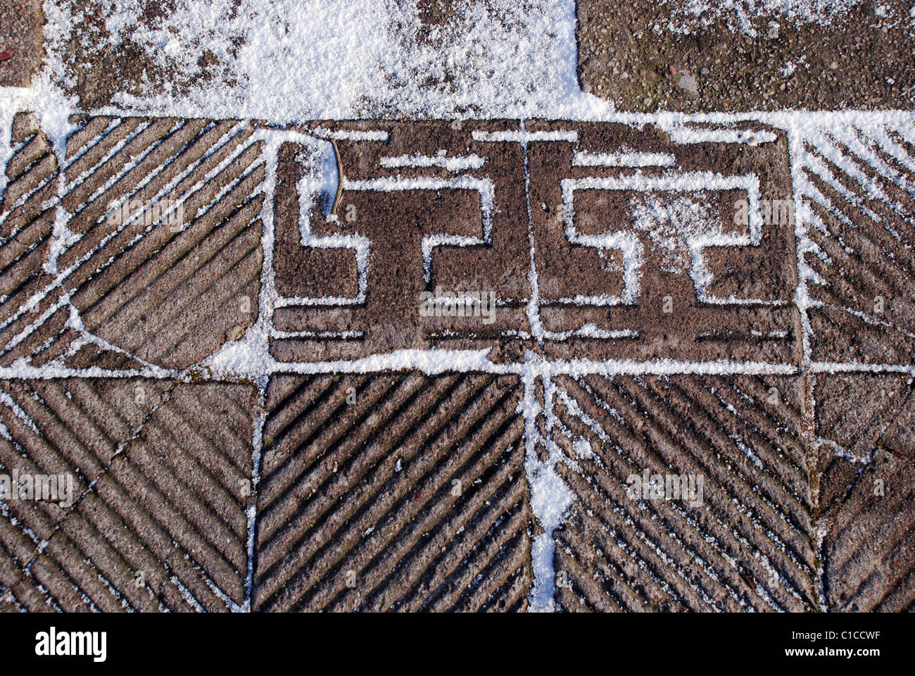 Schnee fällt auf die Schnee bedeckten Kachel-Ornamente Stockfoto