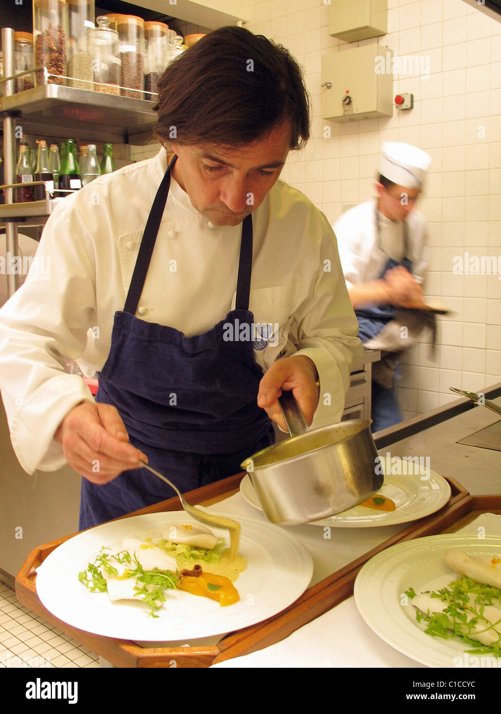 Frankreich-Ille et Vilaine Cancale des großen Kochen Olivier Roellinger bei der Arbeit in seinem berühmten Restaurant le Relais Gourmand des Stockfoto
